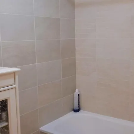 Apartamento Amplio En Urbanizacion Con Piscina. *